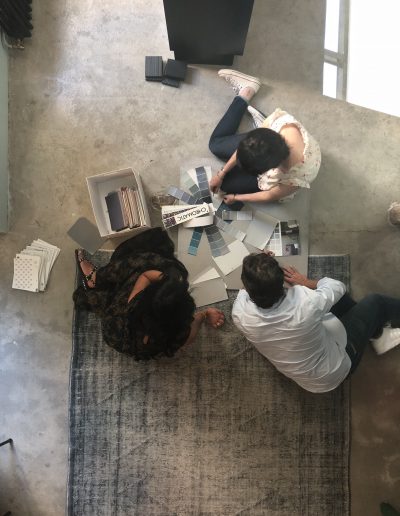 Séance de travail pour un choix de couleurs avec les maitres d'ouvrage.