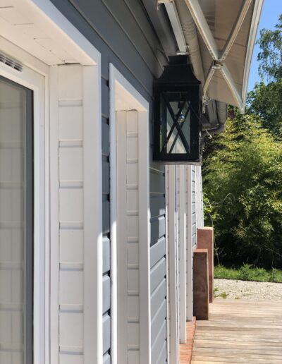 Façade d'une maison en bardage bois.