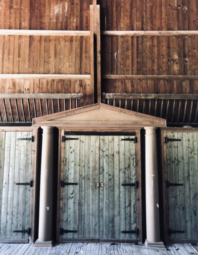 Façade intérieure en bois.
